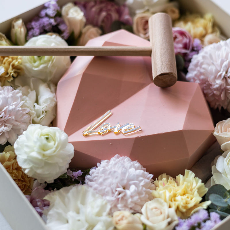 Pembe Kalpli Kırılan Çikolata Çiçek Hediye Kutusu