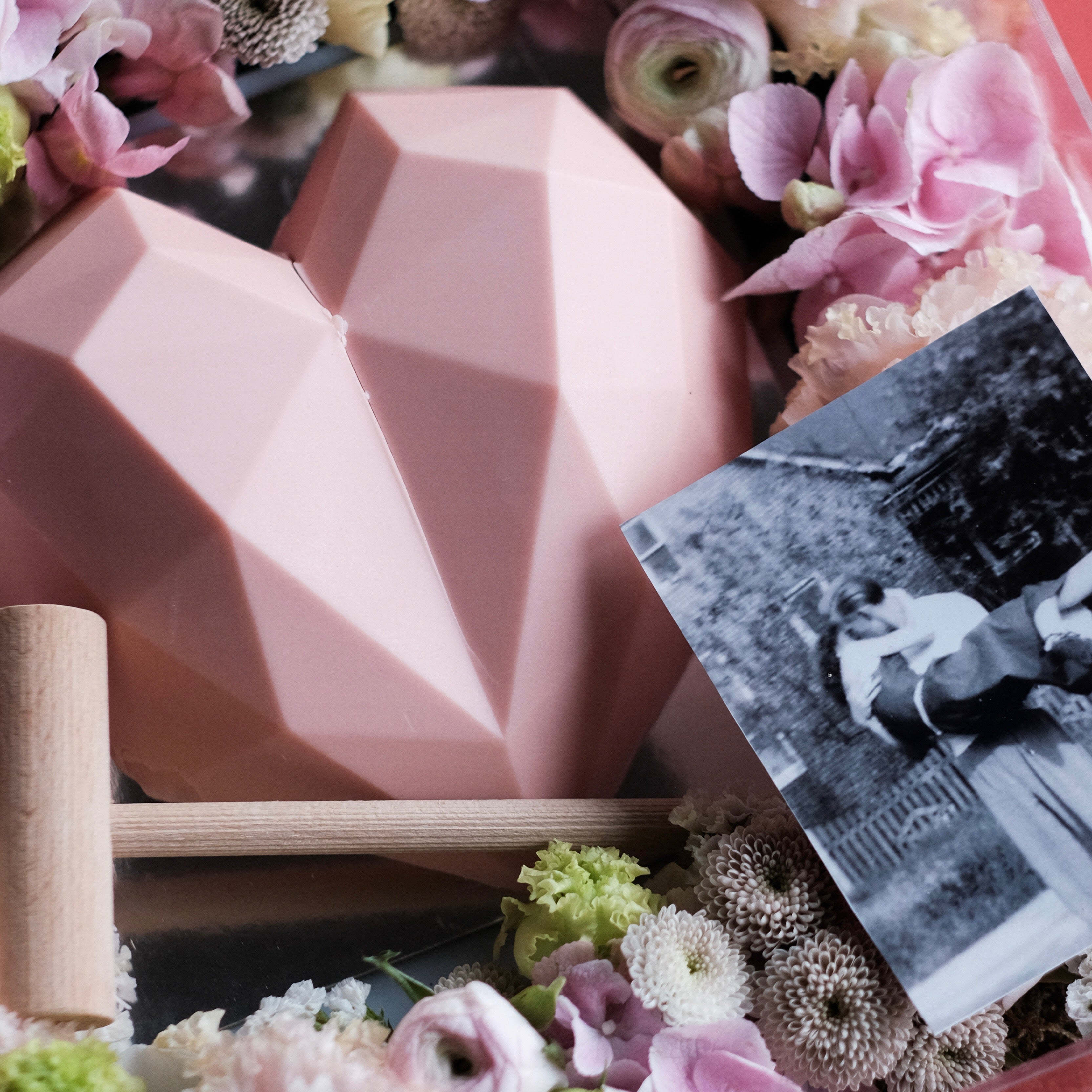 Pembe Kalpli Kırılan Çikolata Çiçek Pleksi Hediye Kutusu