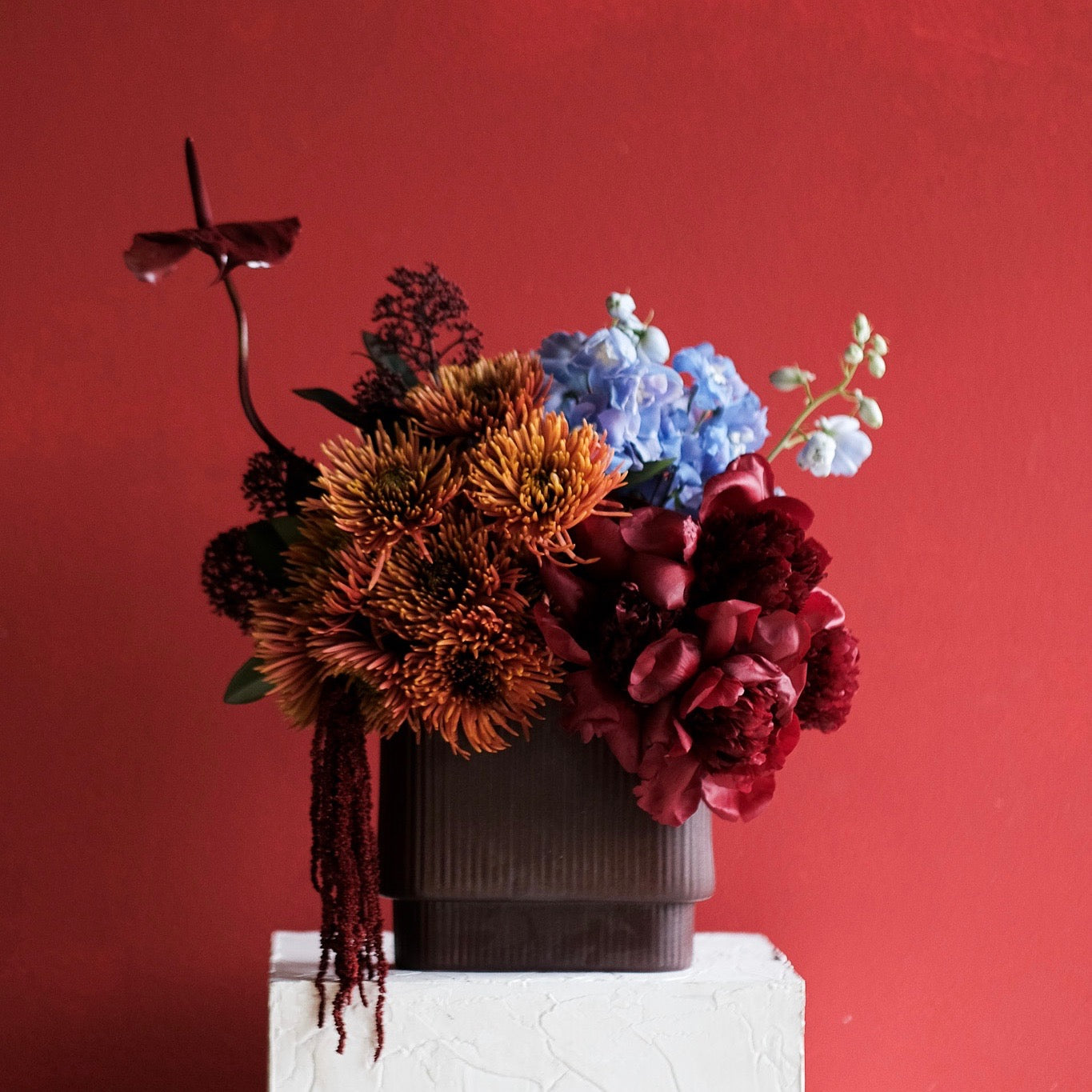 Kahverengi Misk Seramik Vazosunda Özel Şakayık Aranjmanı