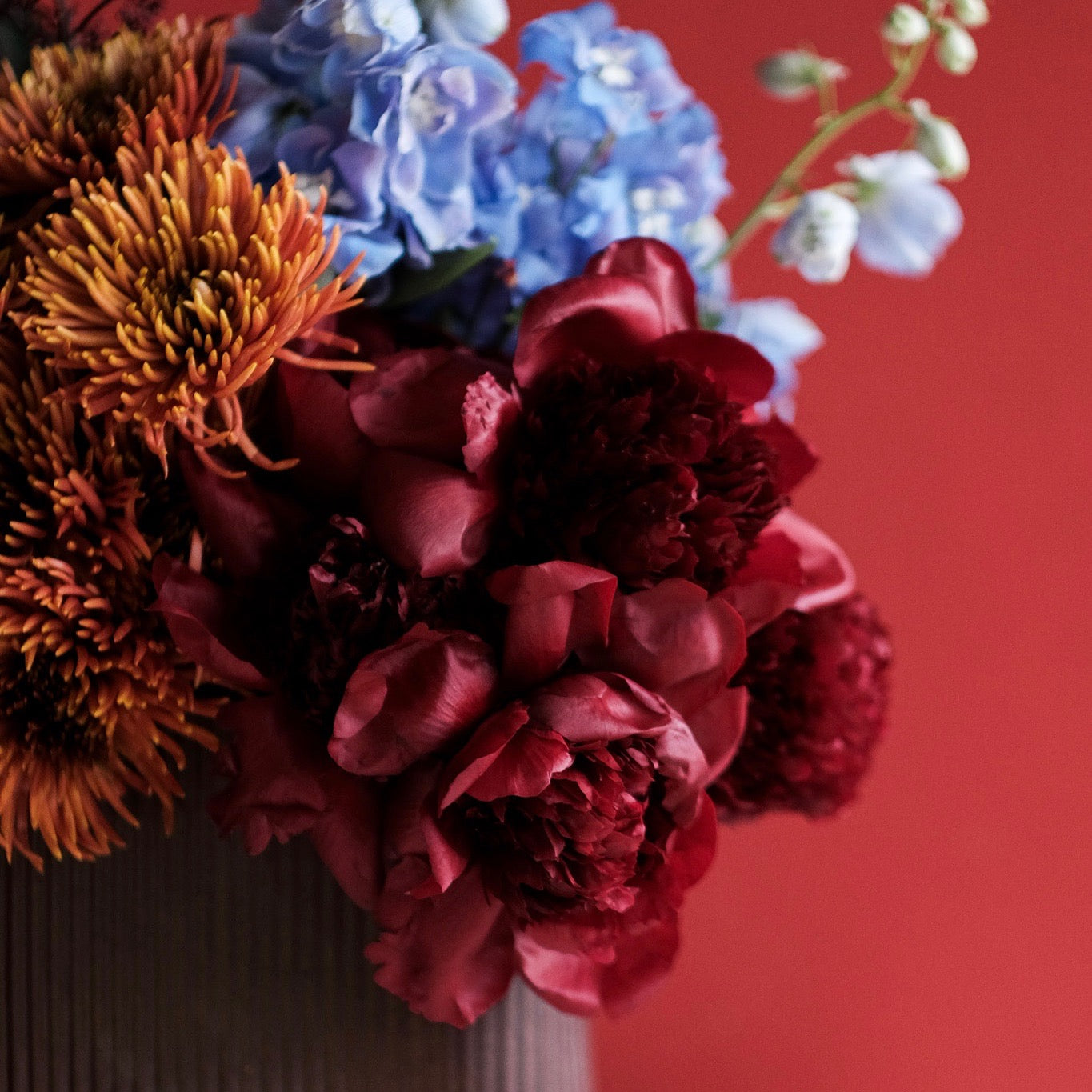 Kahverengi Misk Seramik Vazosunda Özel Şakayık Aranjmanı