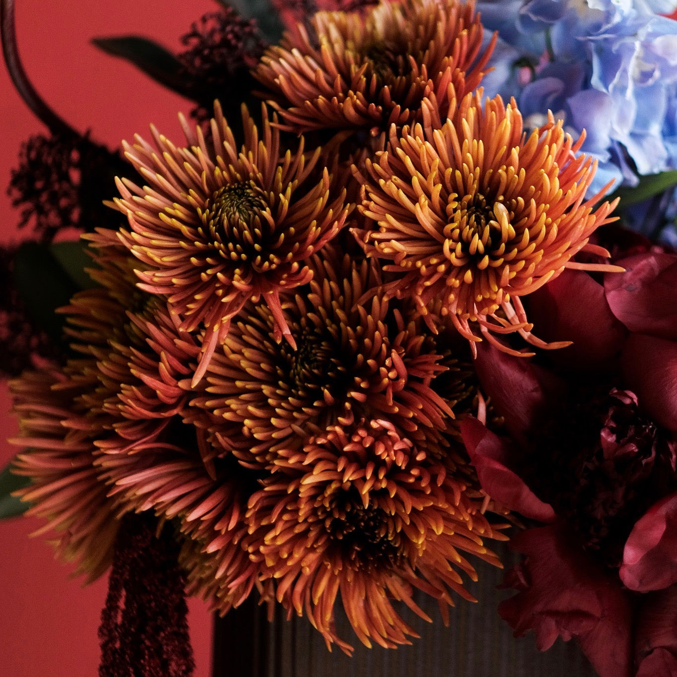 Kahverengi Misk Seramik Vazosunda Özel Şakayık Aranjmanı