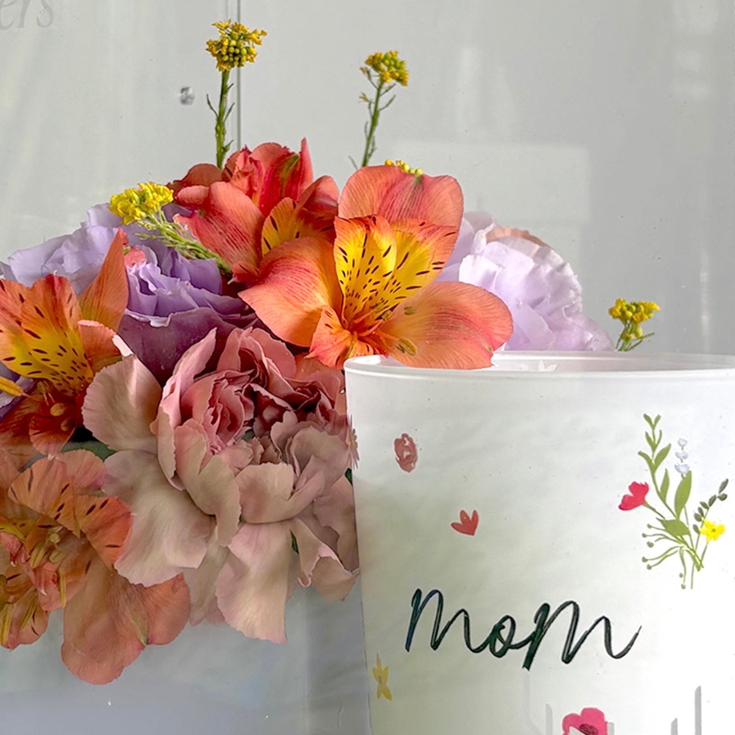 ''I Love You Mom'' Kokulu Mum ve Çiçek Aranjmanlı Gift Box
