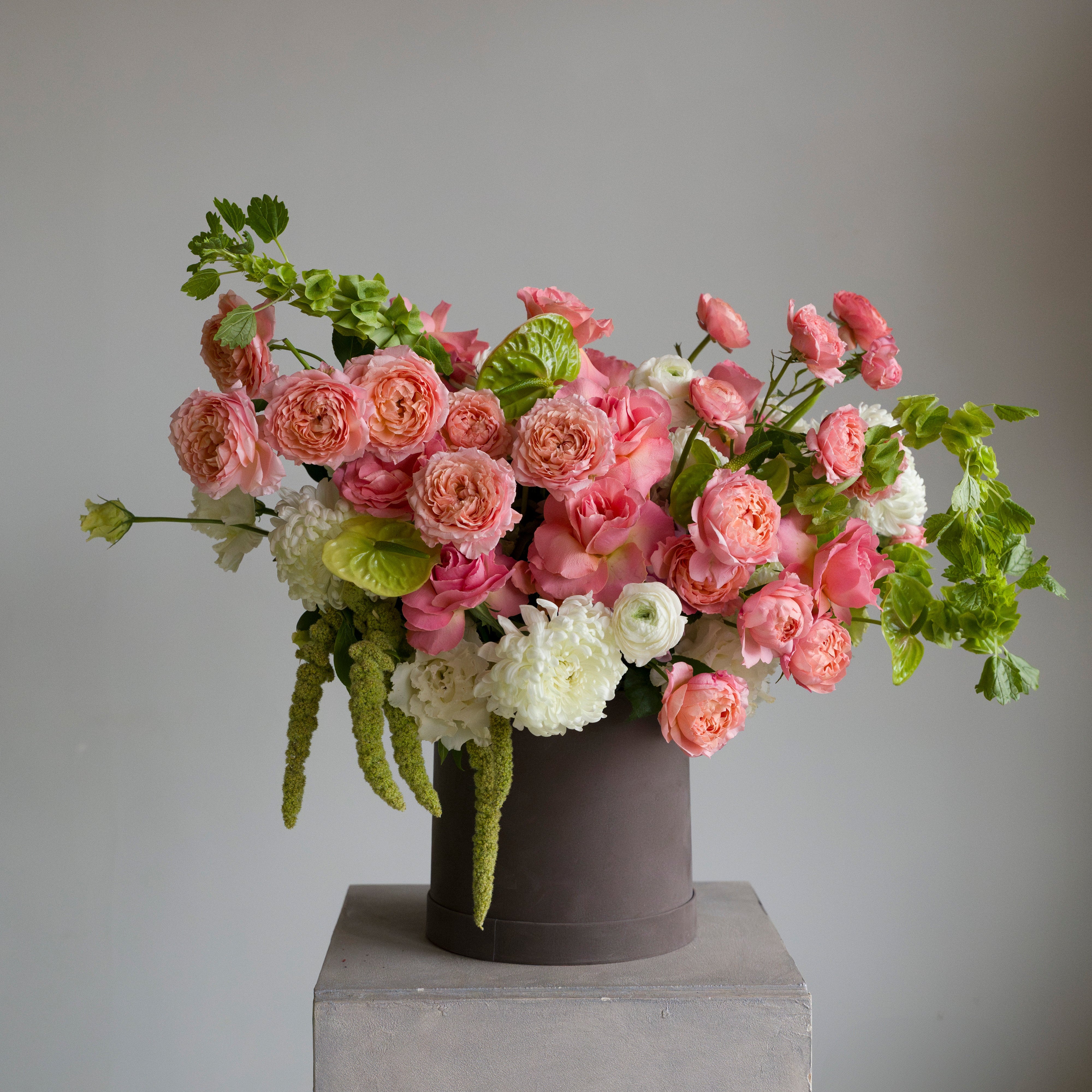 Pink Flowers in Grey Box Aranjmanı