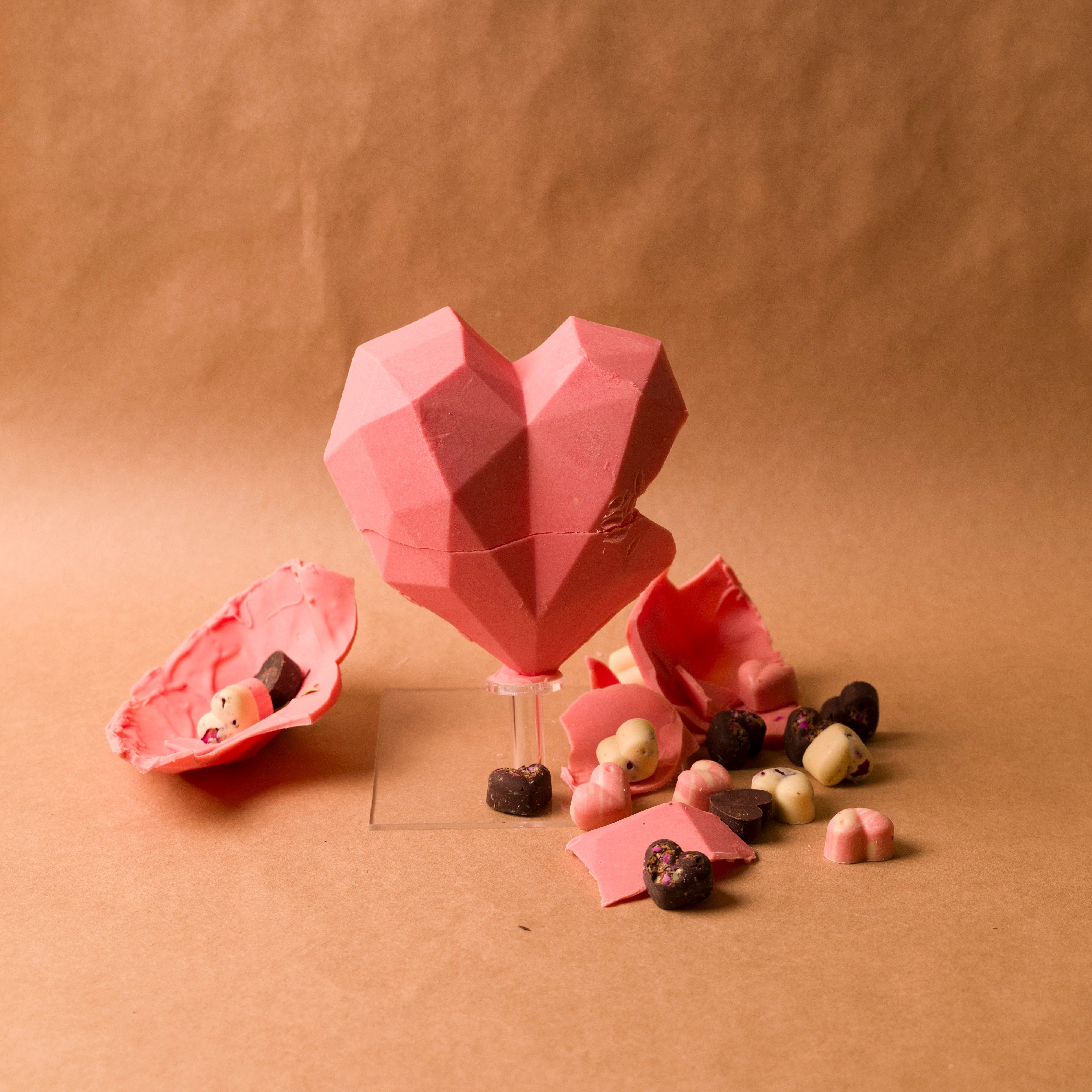 Chocolate Heart Çiçek Pleksi Aranjmanı